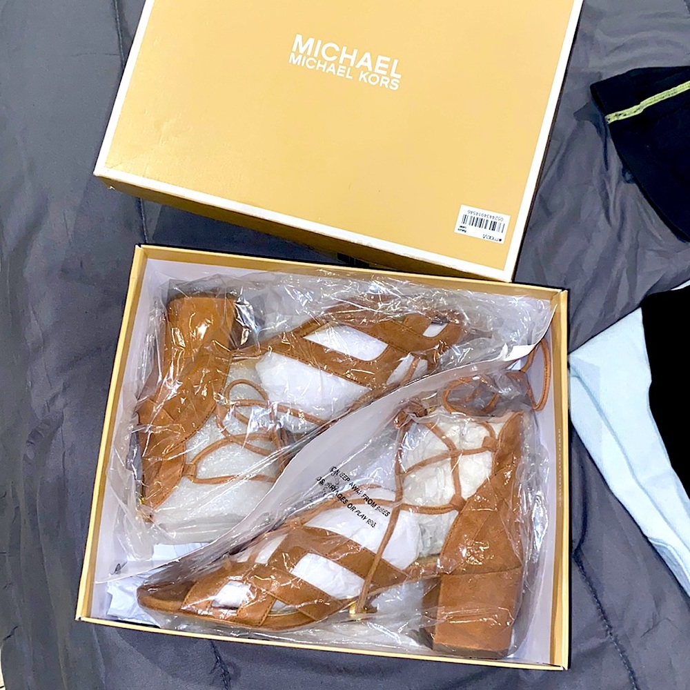 7M (37M) MICHAEL Michael Kors Mirabel Mid Suede